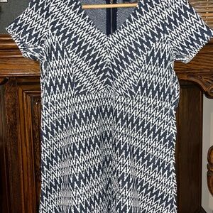 A Pea in the Pod gray and White Maternity Zigzag top